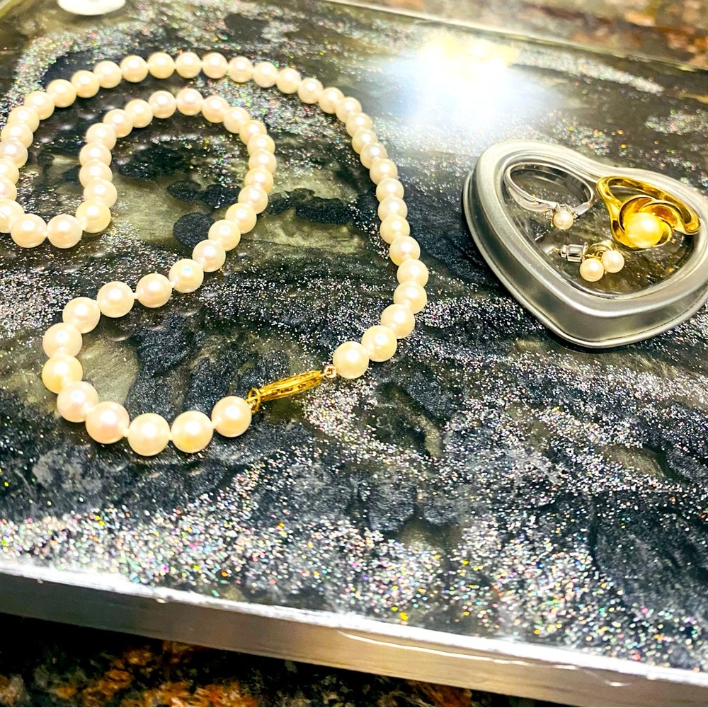*Pearl Necklace, never worn and very pretty*